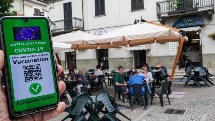 Il Green pass divide le filiere. Ristoratori ed esercenti si sentono "puniti", ma c'è chi lo ritiene un passo giusto e necessario