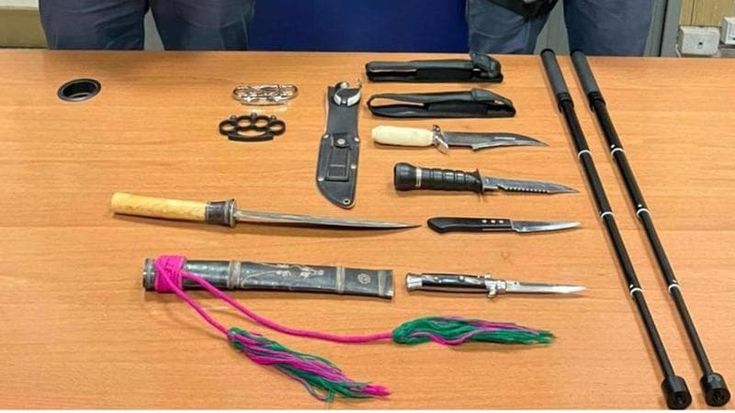 Montagnola, arrestato con coltelli e tirapugni torna libero: dopo poche ore minaccia i passanti