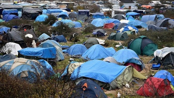 Calais, “Trattamenti inumani”: i migranti negli accampamenti vicino alla città francese perseguitati dalla polizia