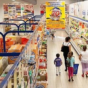 Napoli, ruba 1500 euro in un discount e si nasconde in un armadio