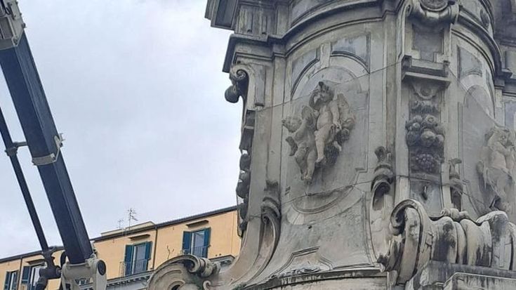 Napoli, operazione pulizia per la Guglia dell’Immacolata