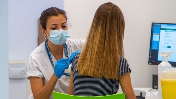 Due milioni di persone vaccinate in Campania ma è fuga dagli hub. Il pasticcio di Caserta