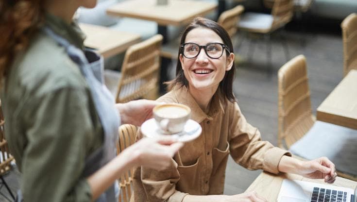 Gli smart glasses arrivano a tavola. Ma i ristoranti li mettono al bando
