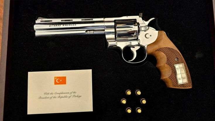 Pistola dono al vertice Nato, il cardinale Battaglia: “Uccidere diventa un souvenir”