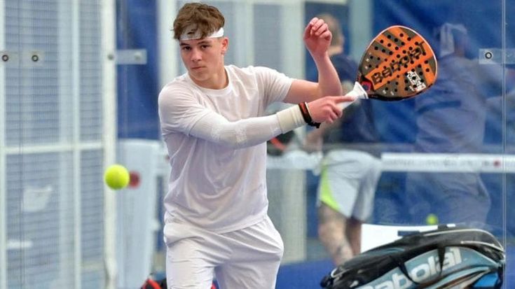 Andrea Mangiante, talento tra i vetri del padel alla sfida con i migliori del mondo