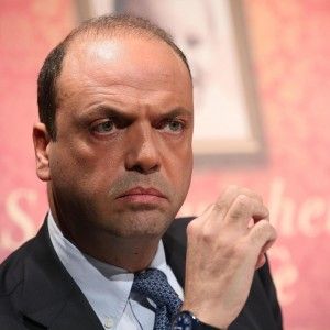 Lampedusa, Napolitano: "Episodio inammissibile". Alfano: "Rescisso contratto"