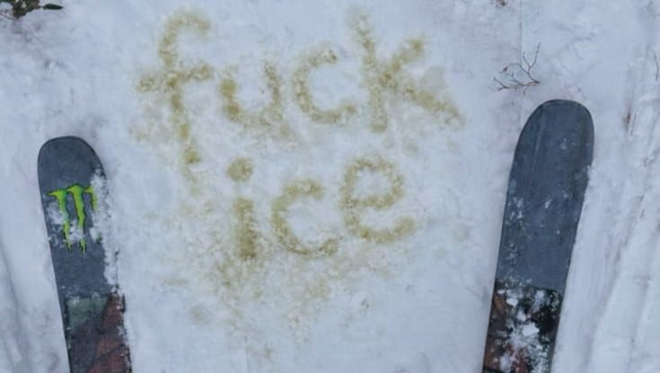 Lo sciatore americano che insulta l’Ice facendo pipì nella neve