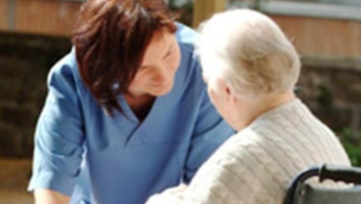 Covid Bologna, ecco il bonus per la badante che assiste over 65enni