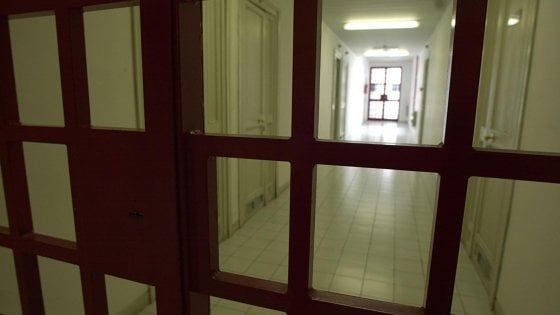 Carceri, a Benevento i familiari dei detenuti dormono in auto in attesa della visita