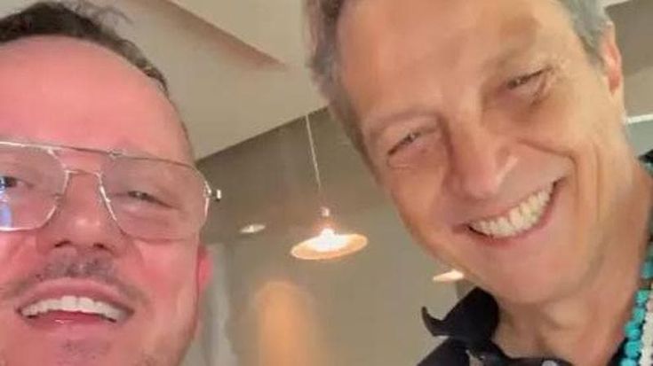 Gigi D’Alessio scherza con Gabriele Muccino che parla in napoletano. E gli regala un corno portafortuna