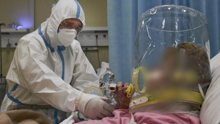 Giovani e senza vaccino, volti che non vediamo della strage del Covid di fine estate