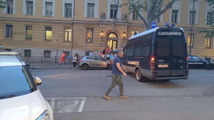 Rivolta nel carcere di Trieste: scontri, urla e incendi contro caldo e sovraffollamento. Sei persone in ospedale