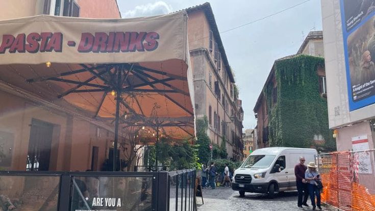Le voci dei negozianti di Trastevere: “Qui ormai si chiude prima di mezzanotte”