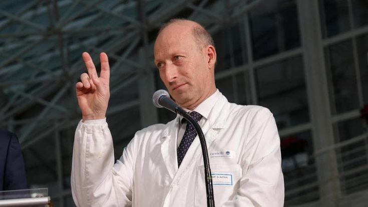 Alfieri: “A noi medici papa Francesco chiese di non essere intubato. Quei blitz notturni in cucina”