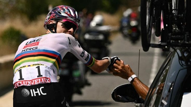 I segreti di Pogacar al Tour: il coprimaterasso refrigerante, il casco disegnato con l’IA
