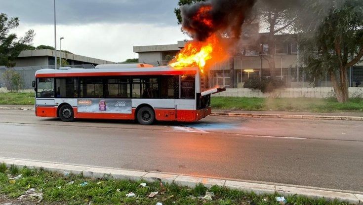 A fuoco il bus Amtab degli studenti. I sindacati: “A Bari allarme per i  mezzi vecchi”