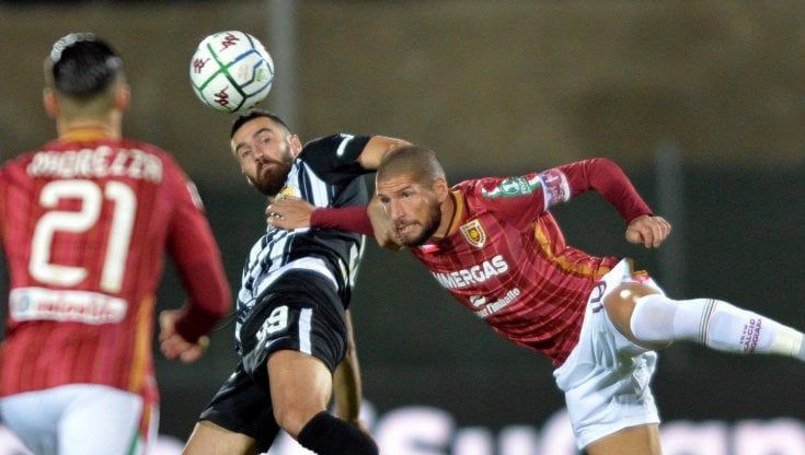 Serie B, focolaio alla Reggiana: positivi in 16 tra giocatori e membri dello staff