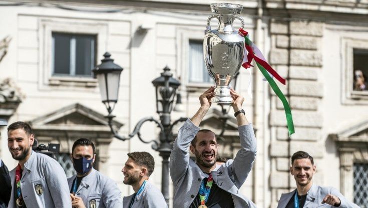 La festa azzurra: tour sul pullman, vaccini e la cena con spigola e carbonara