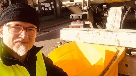 Torino, l'ex parlamentare diventa netturbino: "Sono per l'economia circolare, a forza di narrazioni mi perdevo le azioni"