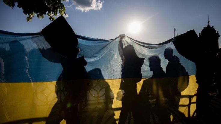 Il sondaggio: gli italiani apprezzano papa Leone. In calo quelli che vogliono inviare armi a Kiev