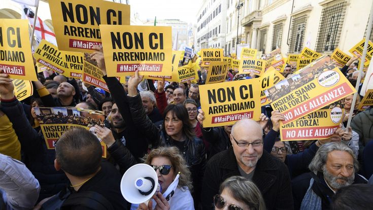 Di Maio cavalca la piazza 5Stelle. E spunta lo slogan: “No alle alleanze”
