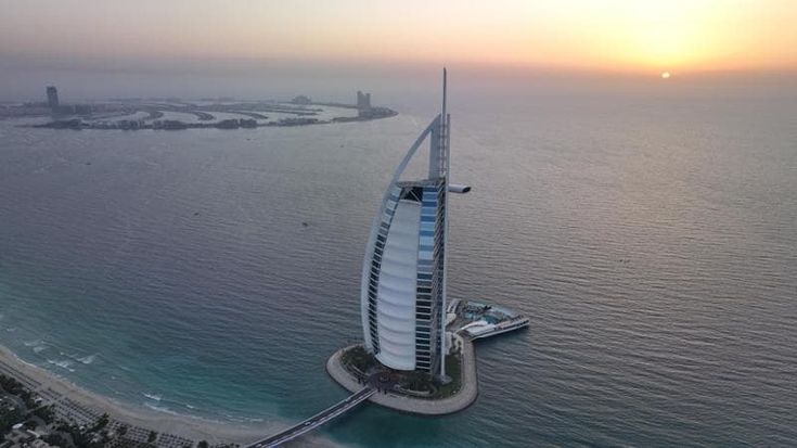 Dubai, turismo fermo. Gli hotel si rifanno il look: il Jumeirah Burj Al Arab riaprirà a fine 2027