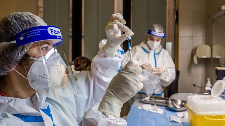 Covid, il Paese provato dal virus chiede iniezioni per tutti e il passaporto europeo