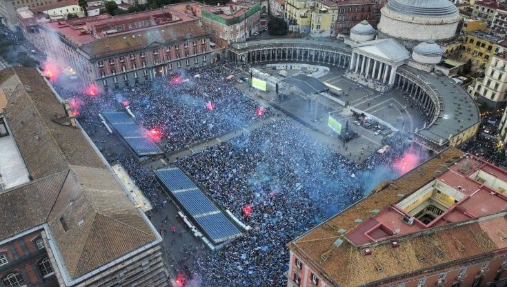 Dal Plebiscito a Scampia in 50 mila festeggiano il Napoli davanti ai maxi-schermi