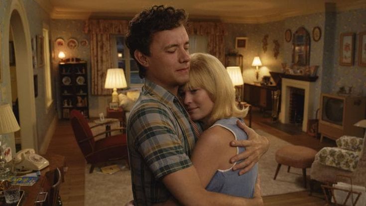 “Here” di Zemeckis con Tom Hanks, ritorno al passato visto da un salotto