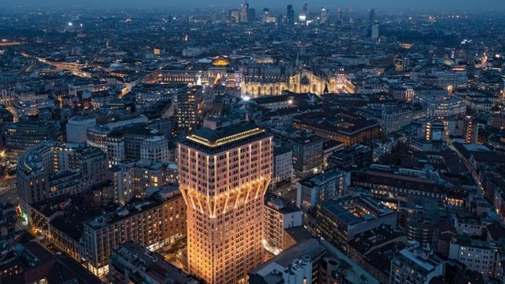Sotto la Torre Velasca una piazza tutta nuova: isola pedonale con ulivi, panchine e lampioni d’epoca