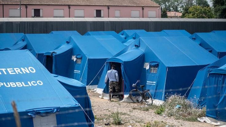 Migranti, al centro Mattei arrivano i container. “Ma qui siamo troppi”