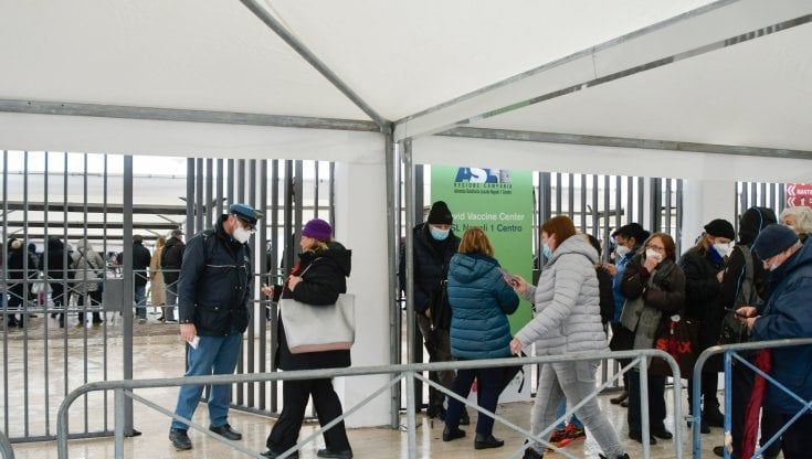 Napoli, vaccini: caccia ai furbi. E in 120 sono stati respinti alla Mostra d'Oltremare
