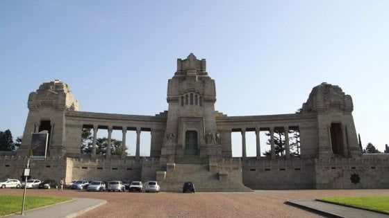 A Bergamo la chiesa del cimitero diventa camera mortuaria: "Non c'è più posto, qui in attesa della cremazione"