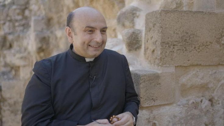 Il parroco di Gaza: “Noi allo stremo, con le bombe crescerà solo l’odio”