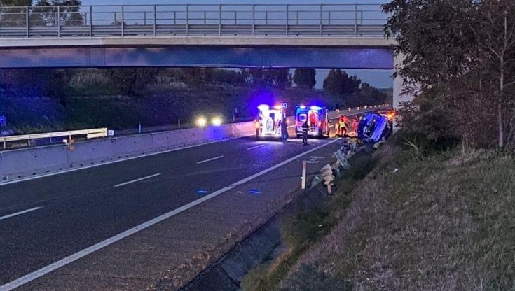 Incidente in A16, tre suore muoiono nello schianto tra un'auto e il loro minibus che è finito fuori strada. Almeno 9 feriti