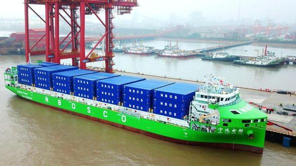 Cina, entra in servizio la prima portacontainer completamente elettrica