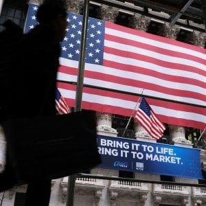 Borse in rosso sui nuovi conti del coronavirus. Ma i listini globali hanno appena aggiornato i record