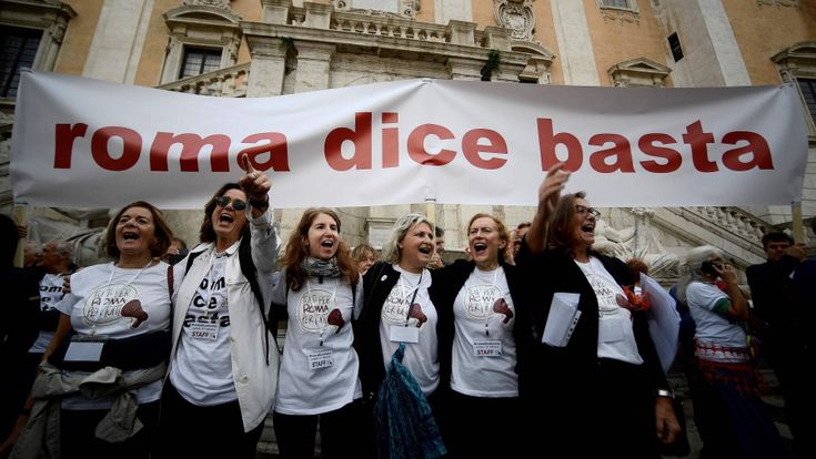 La piazza apre il dopo-Raggi, cittadini e gruppi social contro la “grande monnezza”