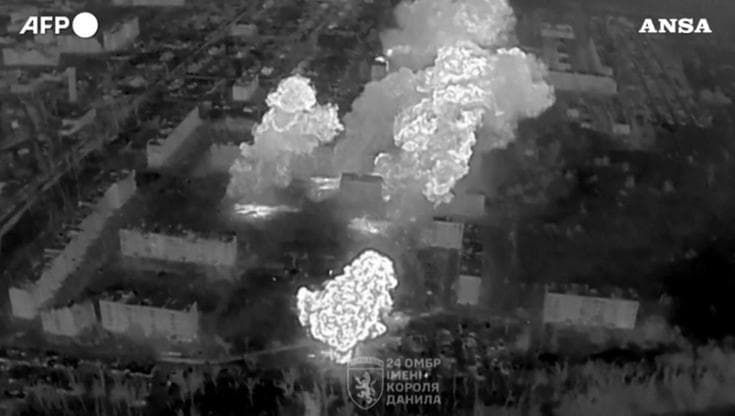 Notte di fuoco in Ucraina, le immagini aree rivelano l'inarrestabile avanzata russa su Chasiv Yar