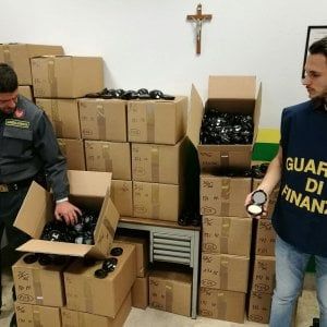 Palermo, sono contraffatti: sequestrati 6mila cofanetti di fondotinta