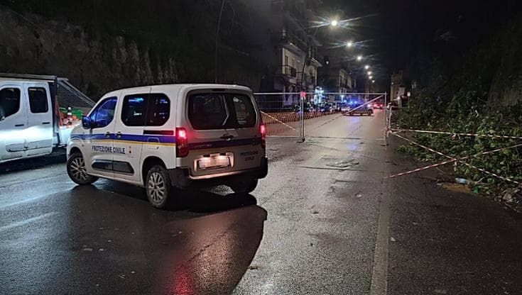 Discesa Coroglio, chiusa per smottamento la strada che collega Posillipo, Fuorigrotta e Bagnoli