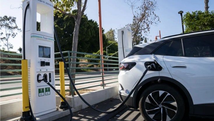 Il Texas verso una nuova tassa di 200 dollari sulle auto elettriche
