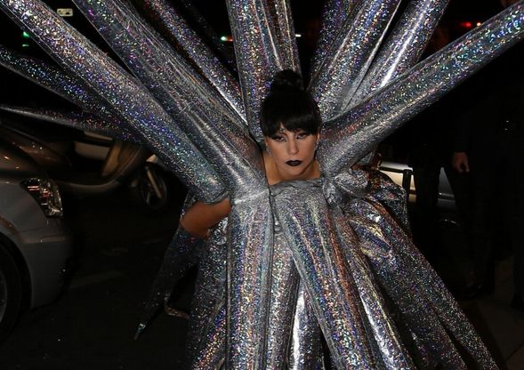 Lady Gaga stupisce a Parigi: il vestito &egrave; una stella gonfiabile