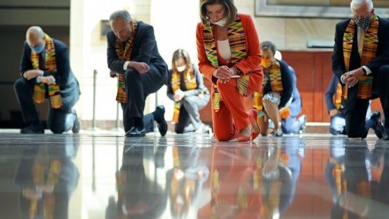 Il kente, la sciarpa che indossavano i democratici al Congresso in omaggio a Floyd