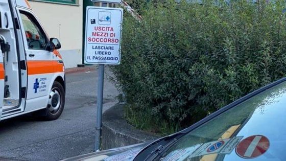 L'album degli incivili: la Croce Blu pubblica sui social le foto delle auto che bloccano l'uscita delle ambulanze