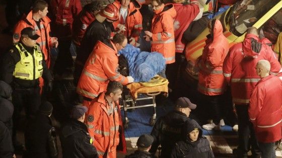 Lettonia, crolla il tetto di un supermercato: 50 morti, strage di soccorritori