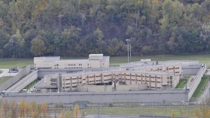 “Ti distruggo, se voglio ti rovino”: mobbing agli agenti in carcere ad Aosta, chiesta ispezione