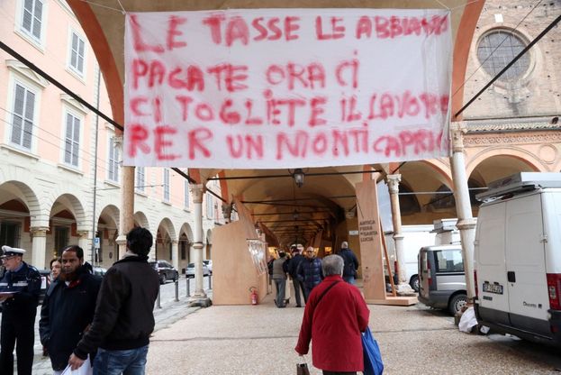 Gli ambulanti si incatenano:<br />"Egoisti, lasciateci lavorare"