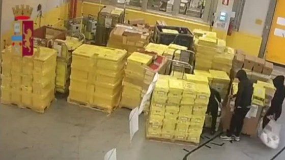 La maxi-truffa del bancomat: banda ruba un milione di euro, tre arresti a Bologna