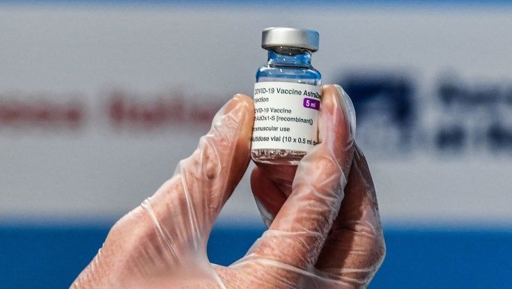 Vaccini al personale scolastico, Bonaccini: "Colmeremo il ritardo". Lega: "Troppi proclami"
